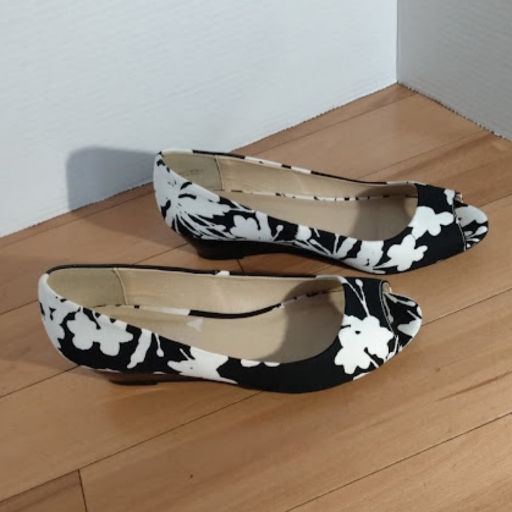 C.L. by Laundry: open toe wedge shoes. - Picture 2 of 5